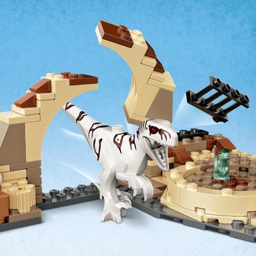 LEGO 76945 JURASSIC WORLD Atrociraptor Dinosaur: Bike Chase - obrazek 3